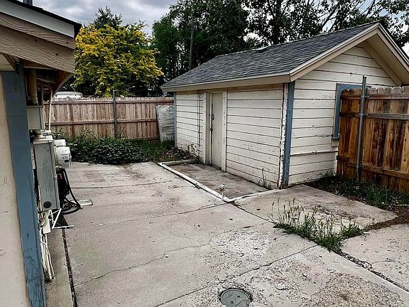 3rd image of 1006 S Railroad Ave