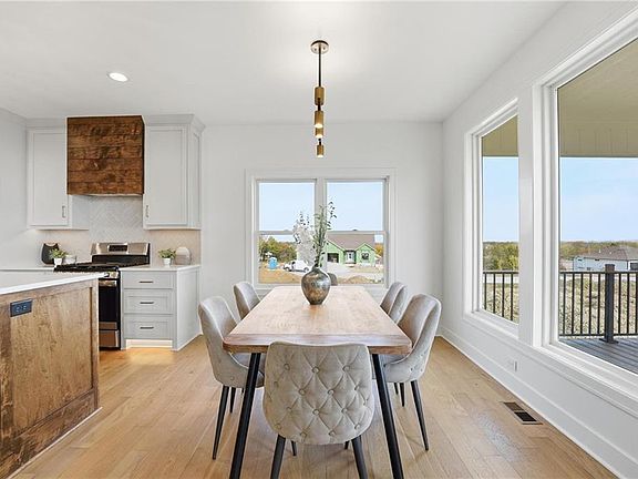 3rd image of 1304 Larkspur Pl