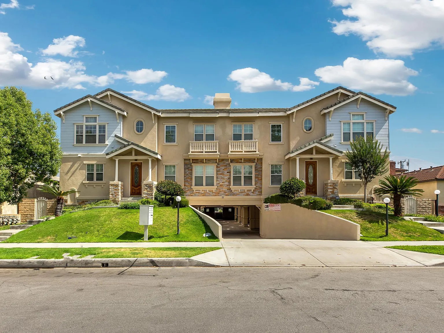 3 bed, 2.5 bath, 2174 sqft, $4,200 — Photo 1