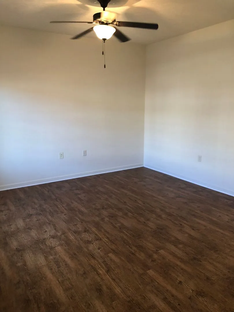 3 Bedroom, 2.5 Bath Two Level Townhouse — Photo 3