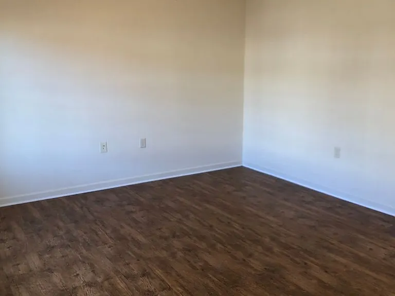 1025 Wellington Dr — Photo 3