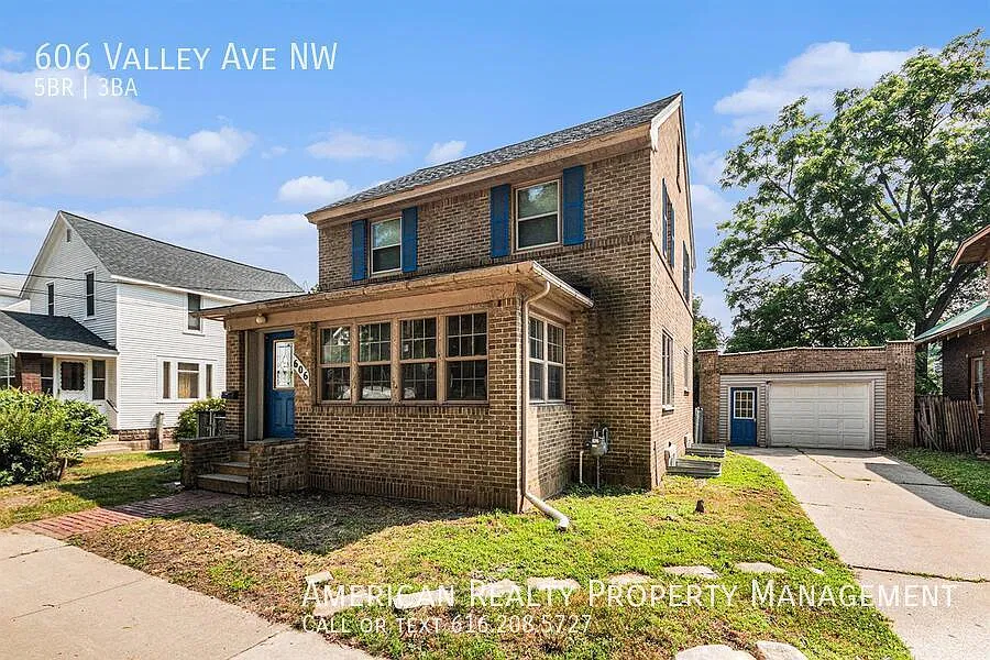 5 bed, 2.5 bath, 1454 sqft, $3,000 — Photo 1