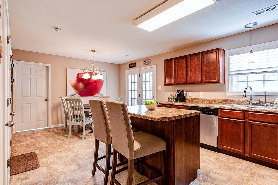 4 bed, 2200 sqft, $2,500 — Photo 4