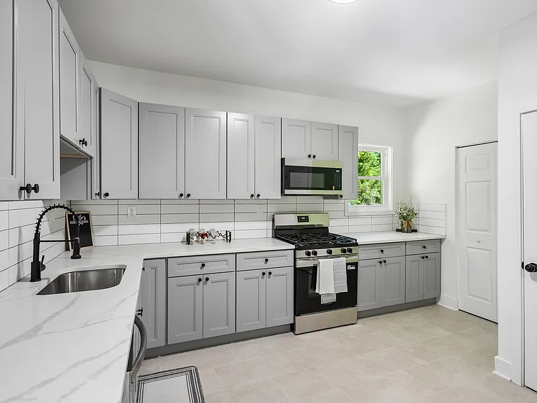 2289 Almira Ave — Photo 3
