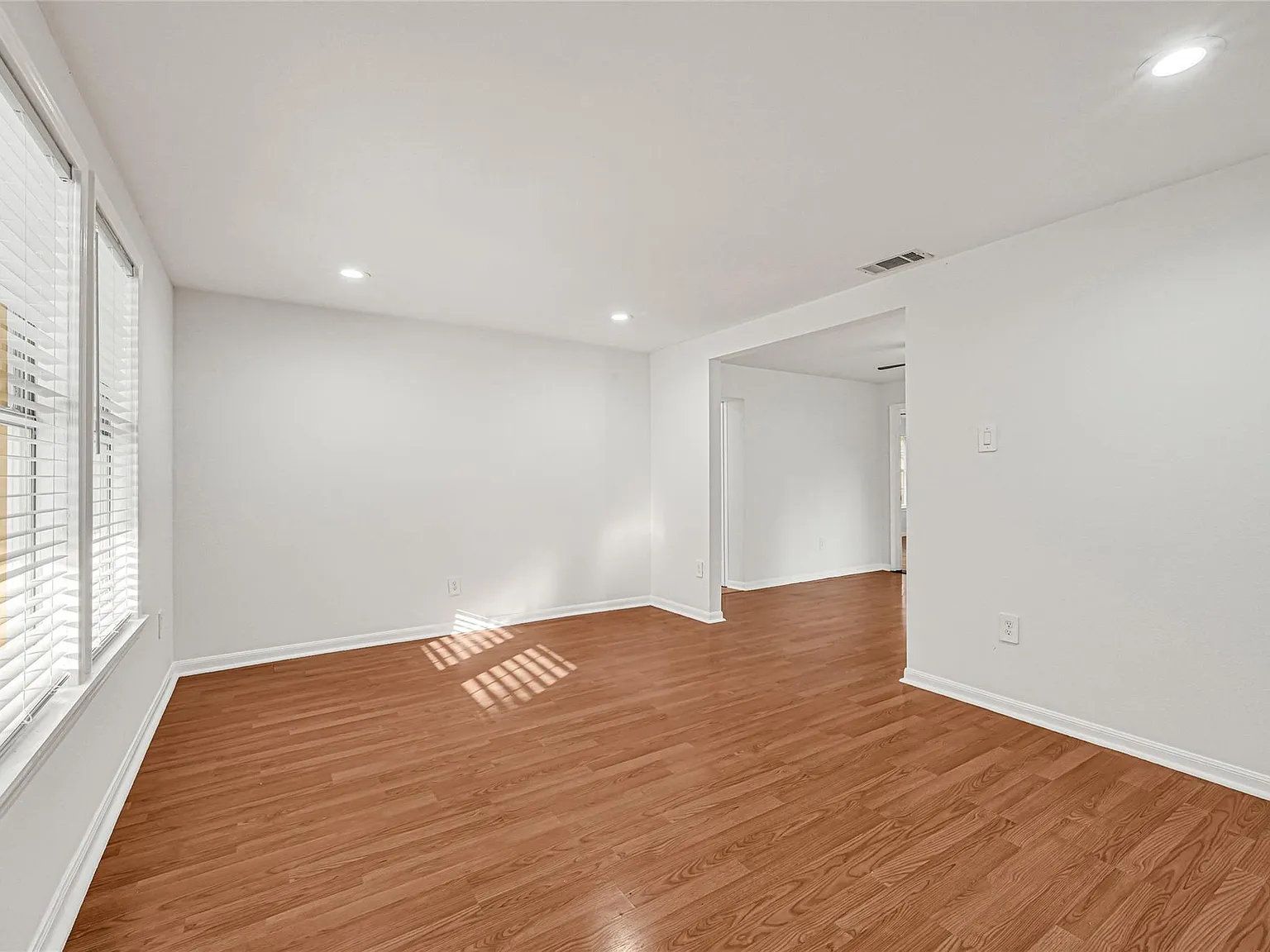 4 bed, 2.0 bath, 1681 sqft, $2,000 — Photo 2