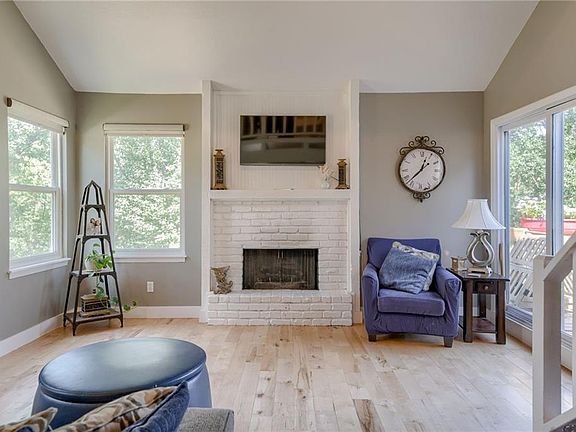 2nd image of 254 NE Bayview Dr