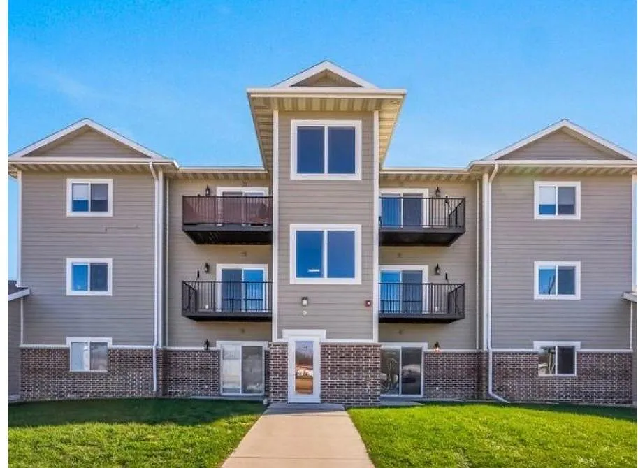 Building Photo - Meadowbrook Condos Hudson