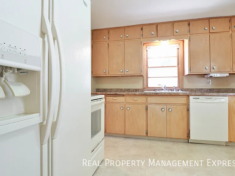1904 S Hawthorne Ave — Photo 19