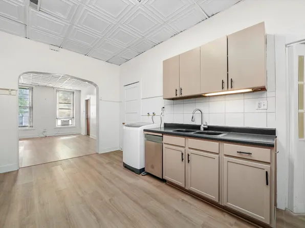 911 S Loomis St #1, Chicago, IL 60607