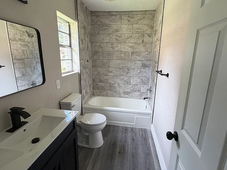 409 W 21st St — Photo 13