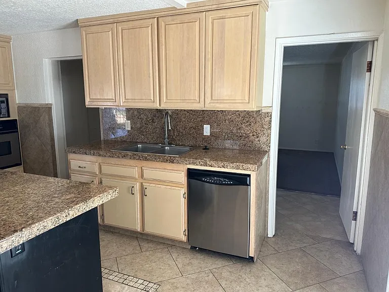 6013 W Laurie Ln — Photo 4