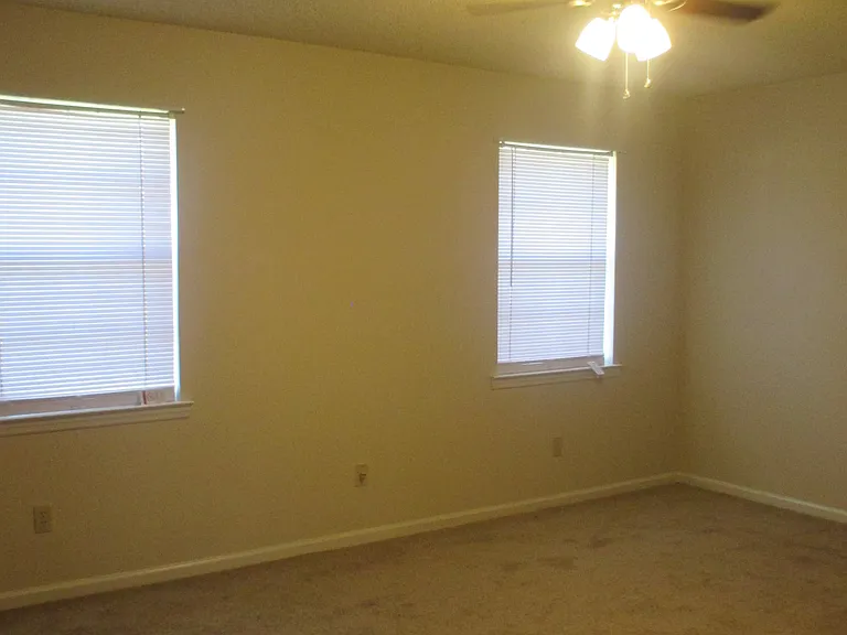 915 Malibu Dr — Photo 8