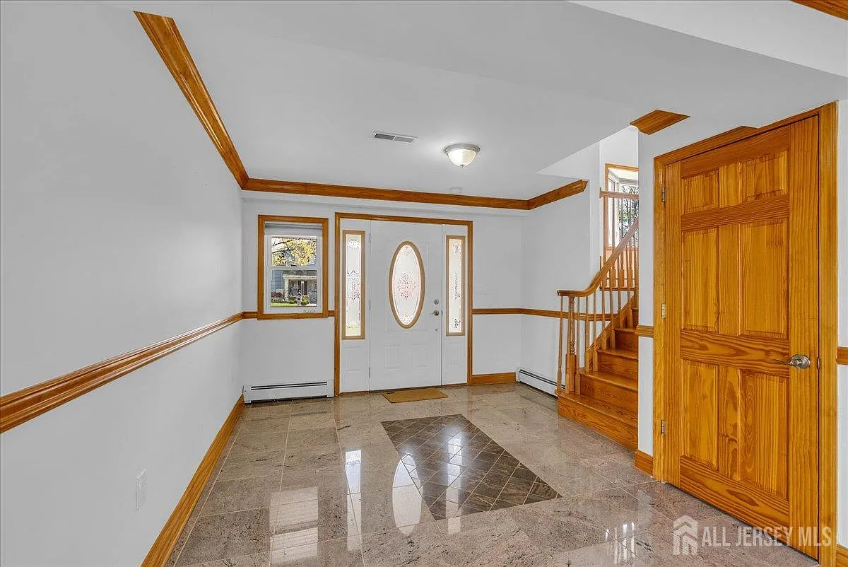 4 bed, 3.0 bath, 2462 sqft, $4,500 — Photo 3