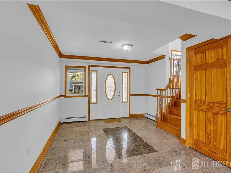 95 Calvert Ave E — Photo 3