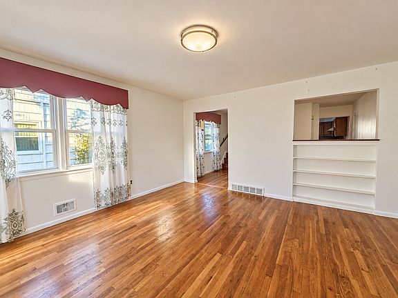 3rd image of 296 Rudyard St
