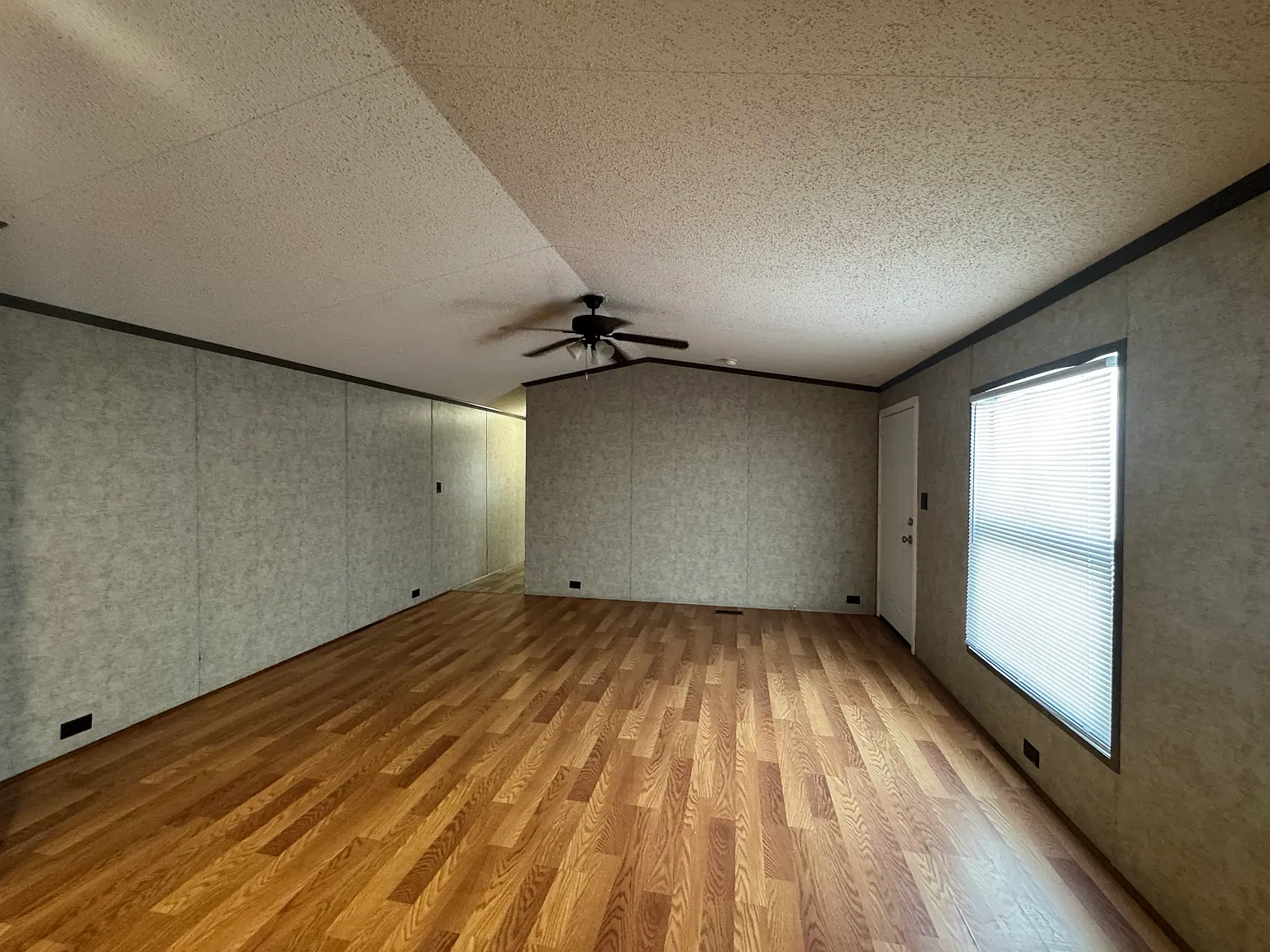 3 bed, 960 sqft, $799 — Photo 3