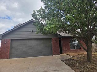 412 SE Lancelot Ln, Lawton, OK 73501