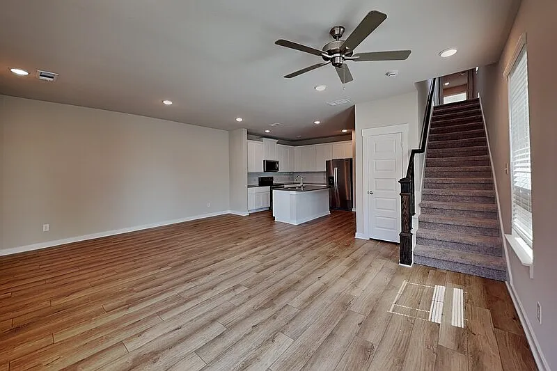 3 bed, 2.5 bath, 1731 sqft, $2,350 — Photo 3