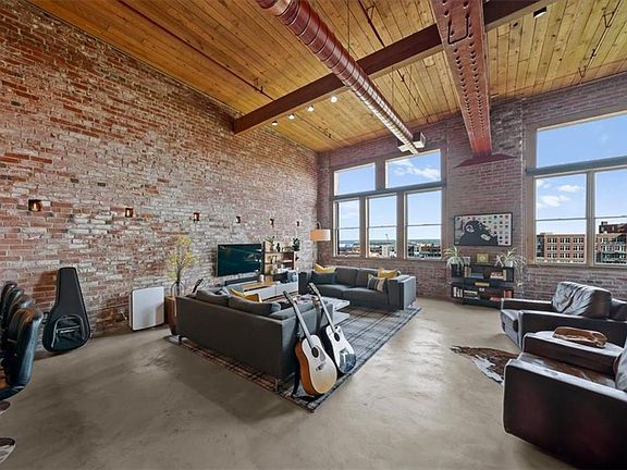 4th image of 306 W 7th St APT 305