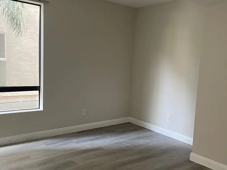 Hawthorne Regency Apartments — Photo 22