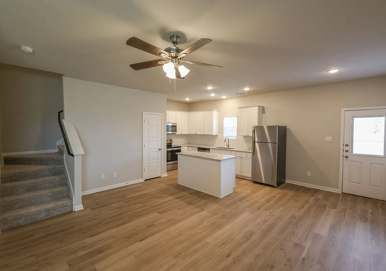 Modern 3 Bed 2.5 Bath Townhouse Near La Cantera & UTSA — Photo 3