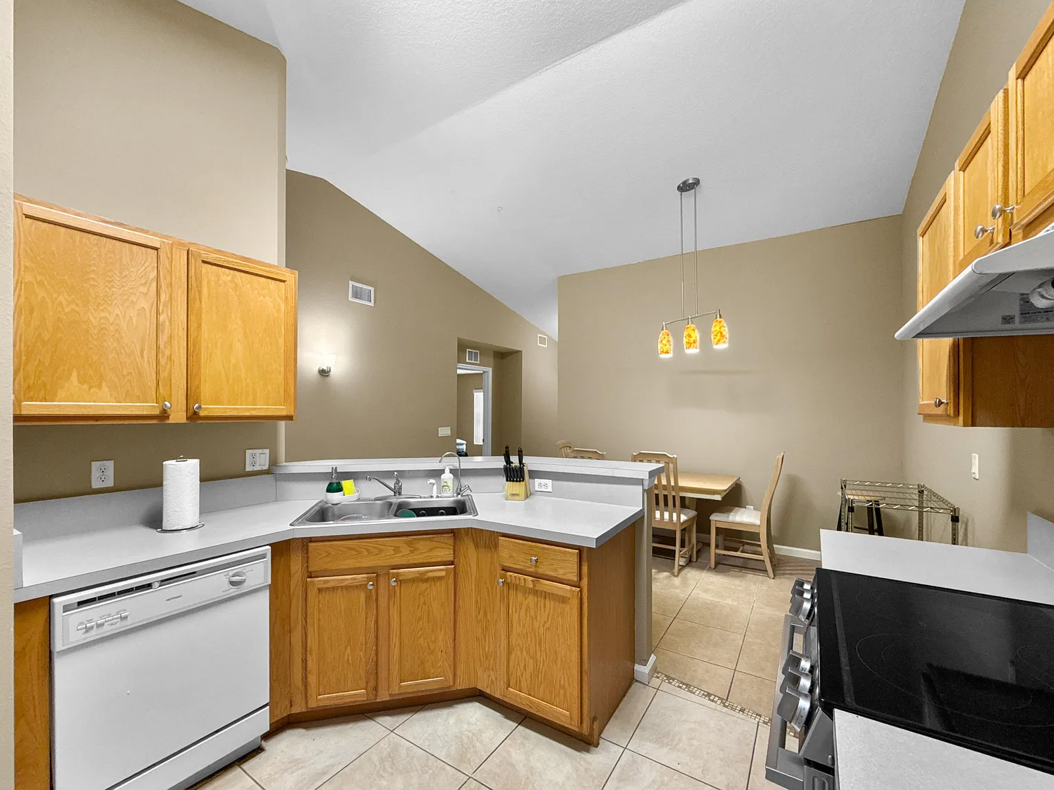 4 bed, 2.0 bath, 1608 sqft, $1,161 — Photo 4