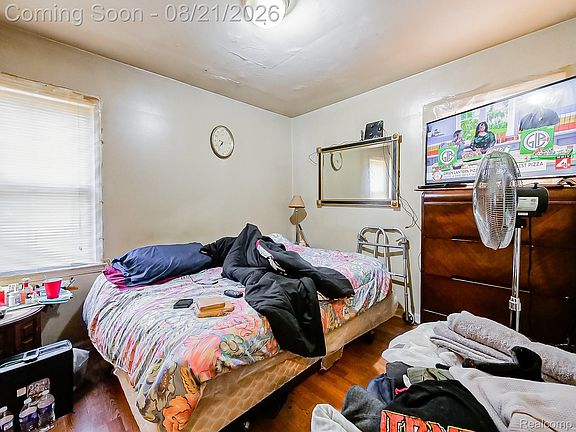 3rd image of 20040 Moross Rd