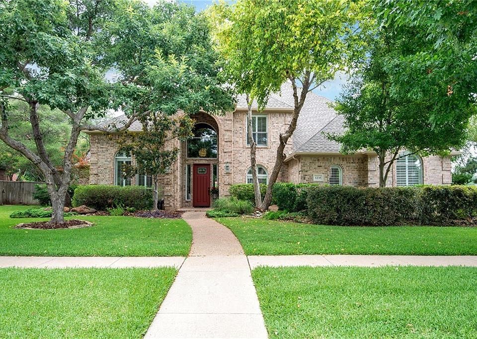Beautiful home on a prime lakefront lot in Stone Lakes