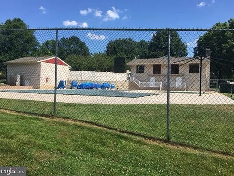2305 Pond View Dr — Photo 10