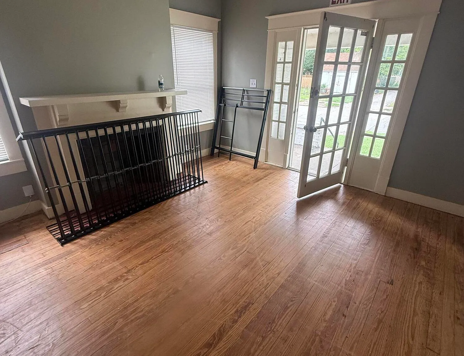 3 bed, 1.0 bath, 7156 sqft, $1,350 — Photo 2