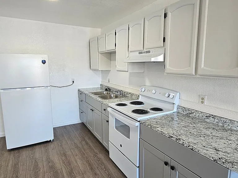 260 Linden St — Photo 3