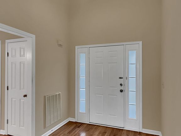 VAULTED CEILING IN ENTRY FOYER