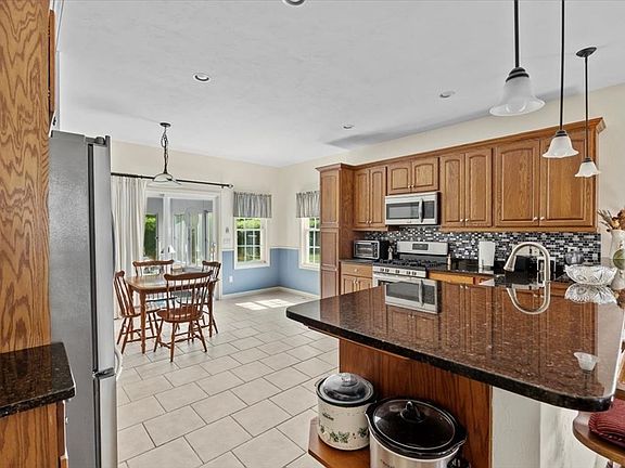 4th image of 32 Sterling Blvd