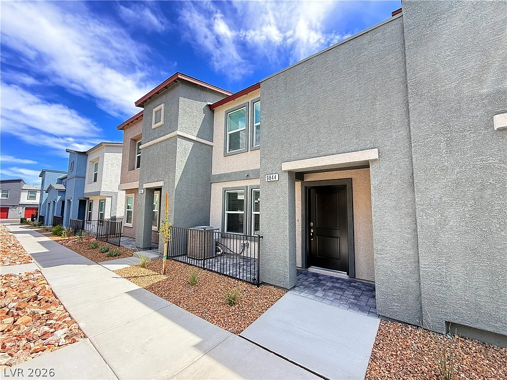 3 bed, 2.5 bath, 1309 sqft, $1,900 — Photo 2