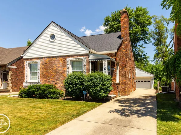 1898 Country Club Dr, Grosse Pointe Woods, MI 48236