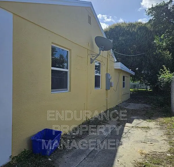 809 W 5th St — Photo 17