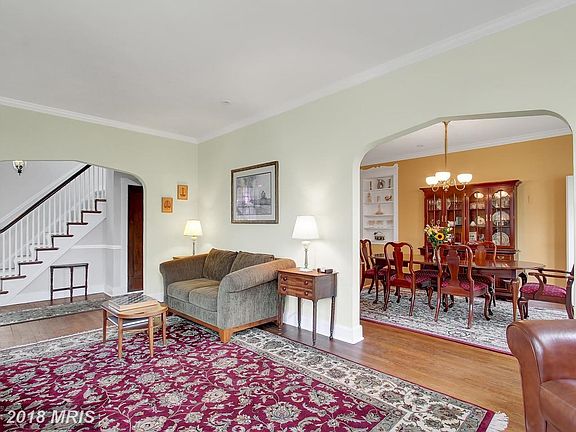 Open Flow Throughout Living/Dining