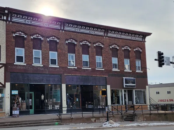 5 E Main St, Waukon, IA 52172