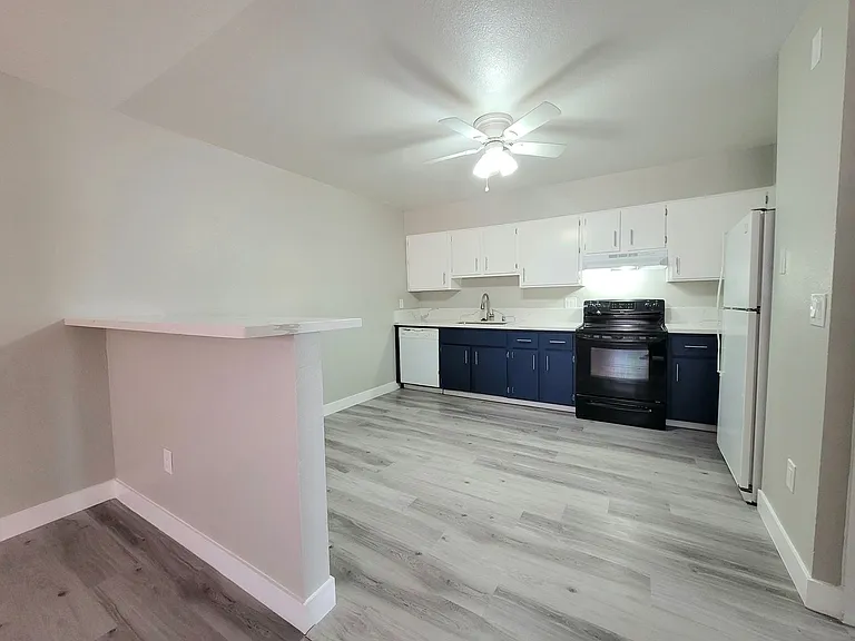 Cora Apartments — Photo 8