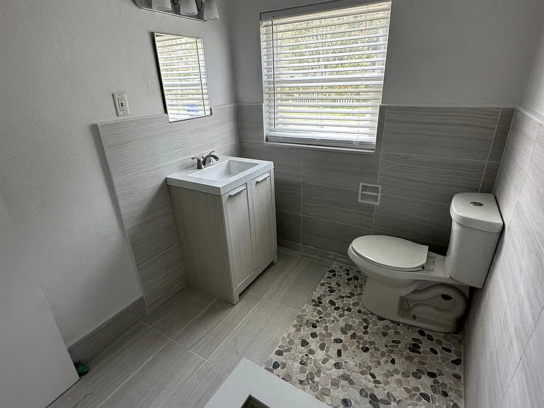 526 Sumner St — Photo 13