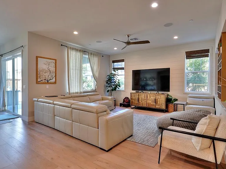 2995 Middlebury Dr — Photo 6