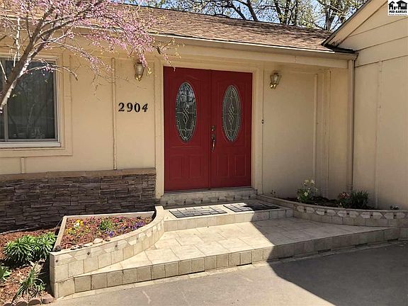 2nd image of 2904 N Meadowlake Dr