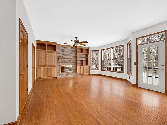 5th image of 905 Crabapple Ln