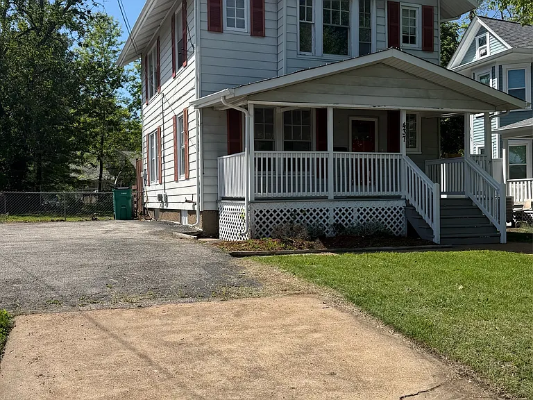 437 S Elm Ave — Photo 2
