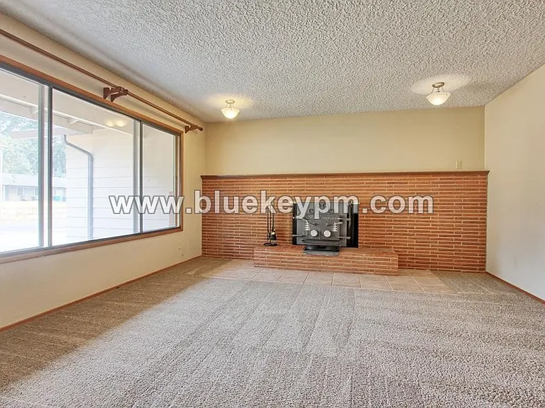 1102 NE 125th Ave — Photo 5