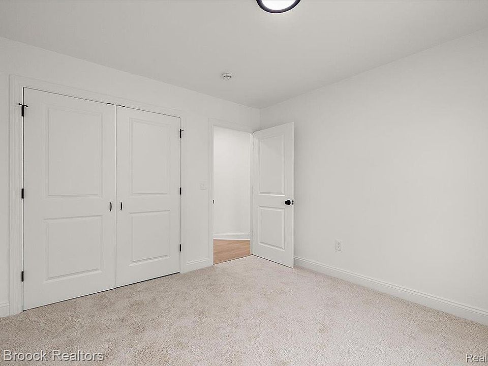 27824 Groveland St, photo 21