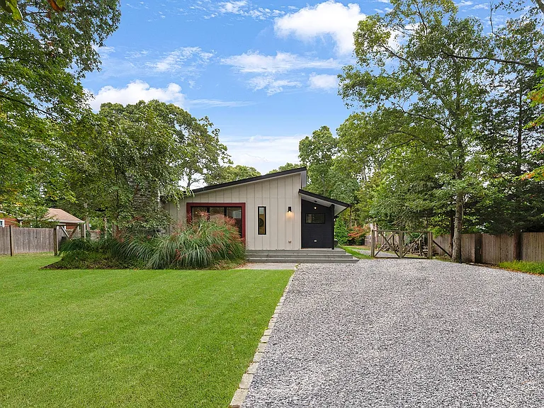 161 Norfolk Dr — Photo 1