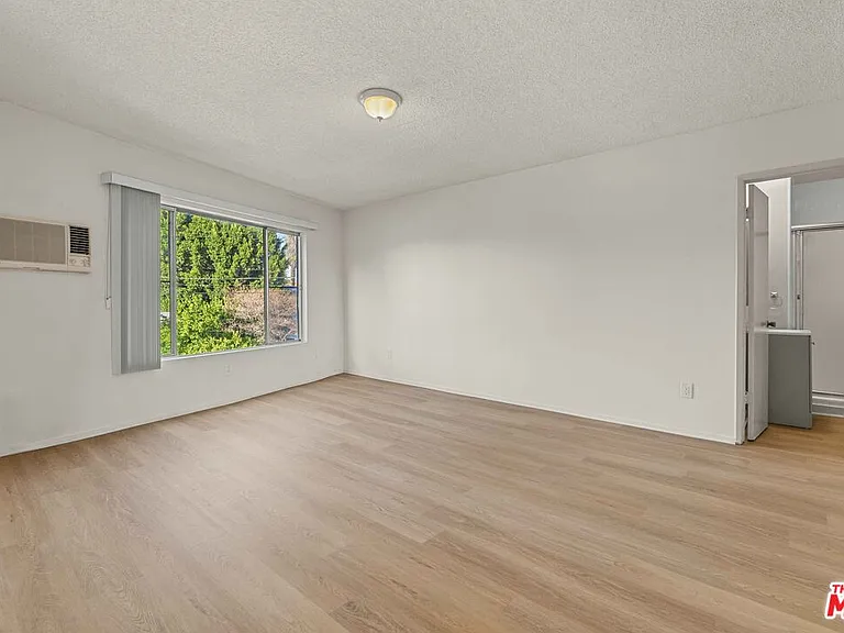 15540 Moorpark St #8 — Photo 13