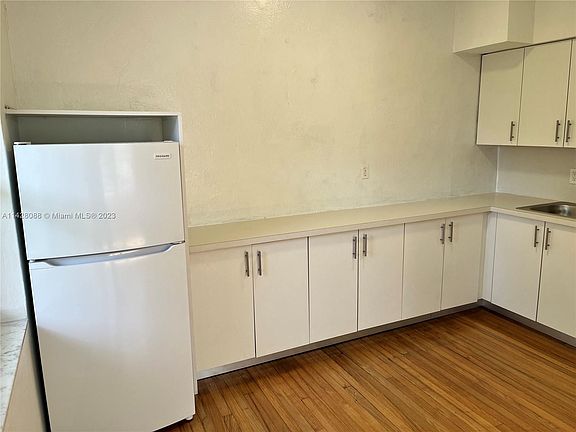 5th image of 1011 9th St APT 1