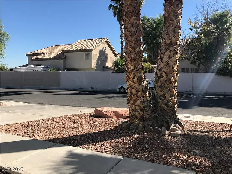 5423 Dancing Bear Dr — Photo 2